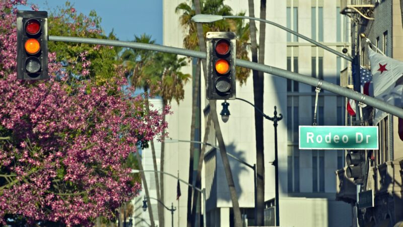 a green arrow showing a red light means